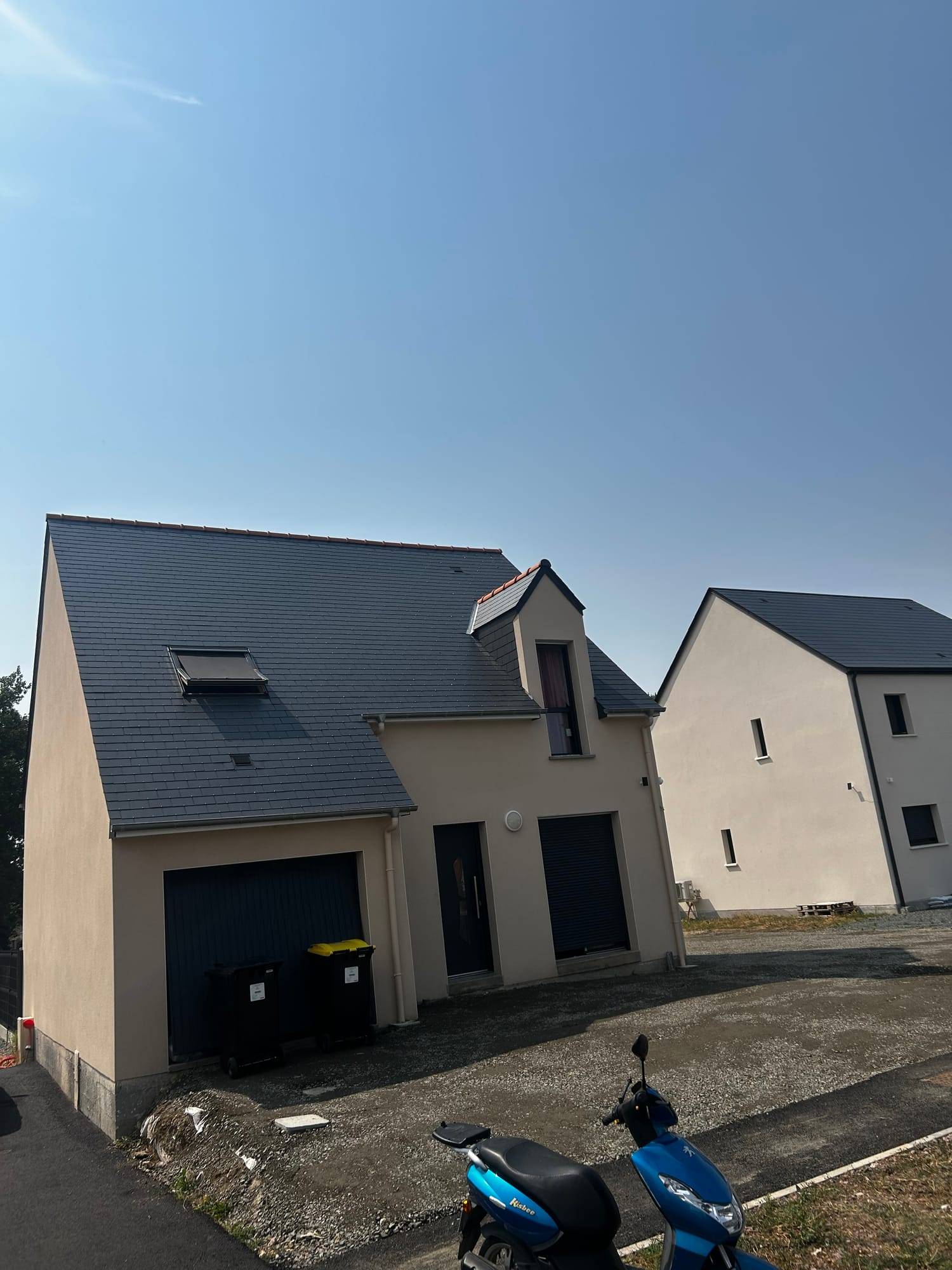 Cour en 0/31,5 diorite terminée devant une maison neuve