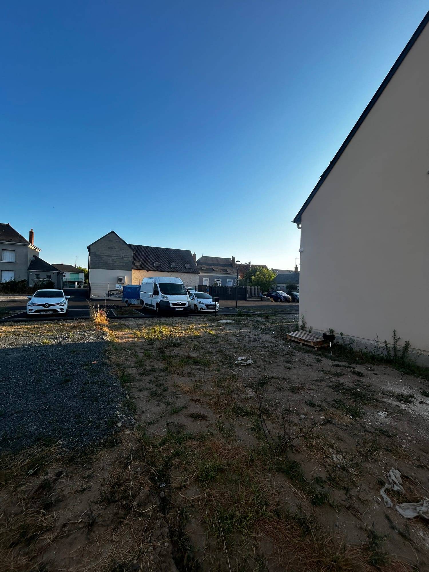 Cour en 0/31,5 diorite pour une maison neuve à La Ville-aux-Dames : le terrain après le départ du constructeur.