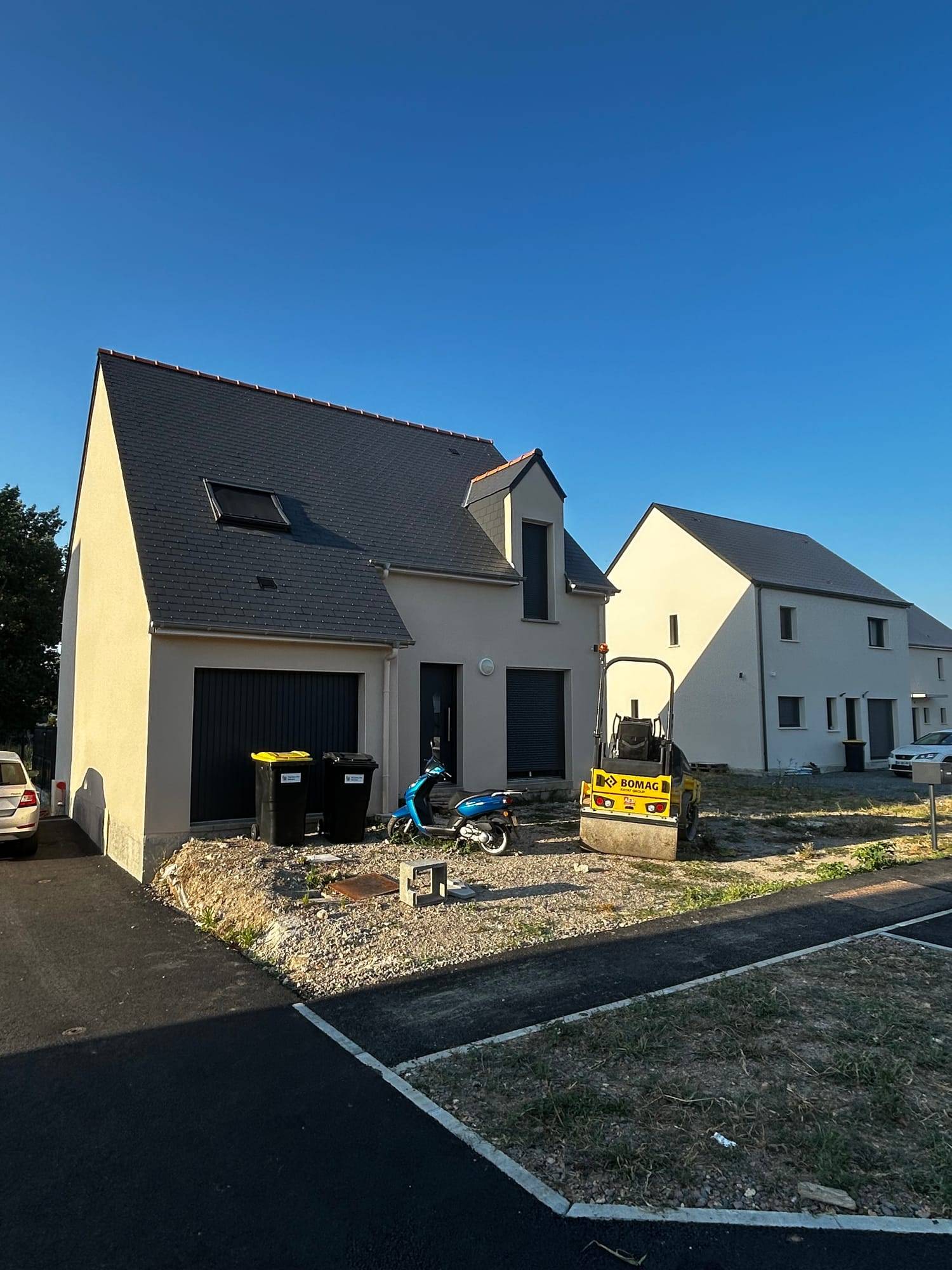 Cour en 0/31,5 diorite pour une maison neuve à La Ville-aux-Dames : compactage au rouleau.