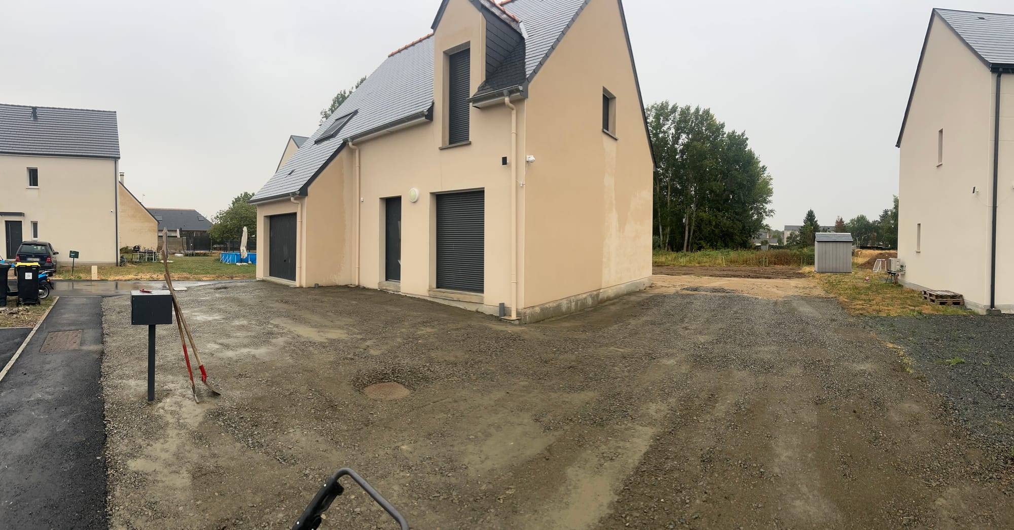 Cour en 0/31,5 diorite pour une maison neuve à La Ville-aux-Dames : le 0/31,5 étalé et réglé.