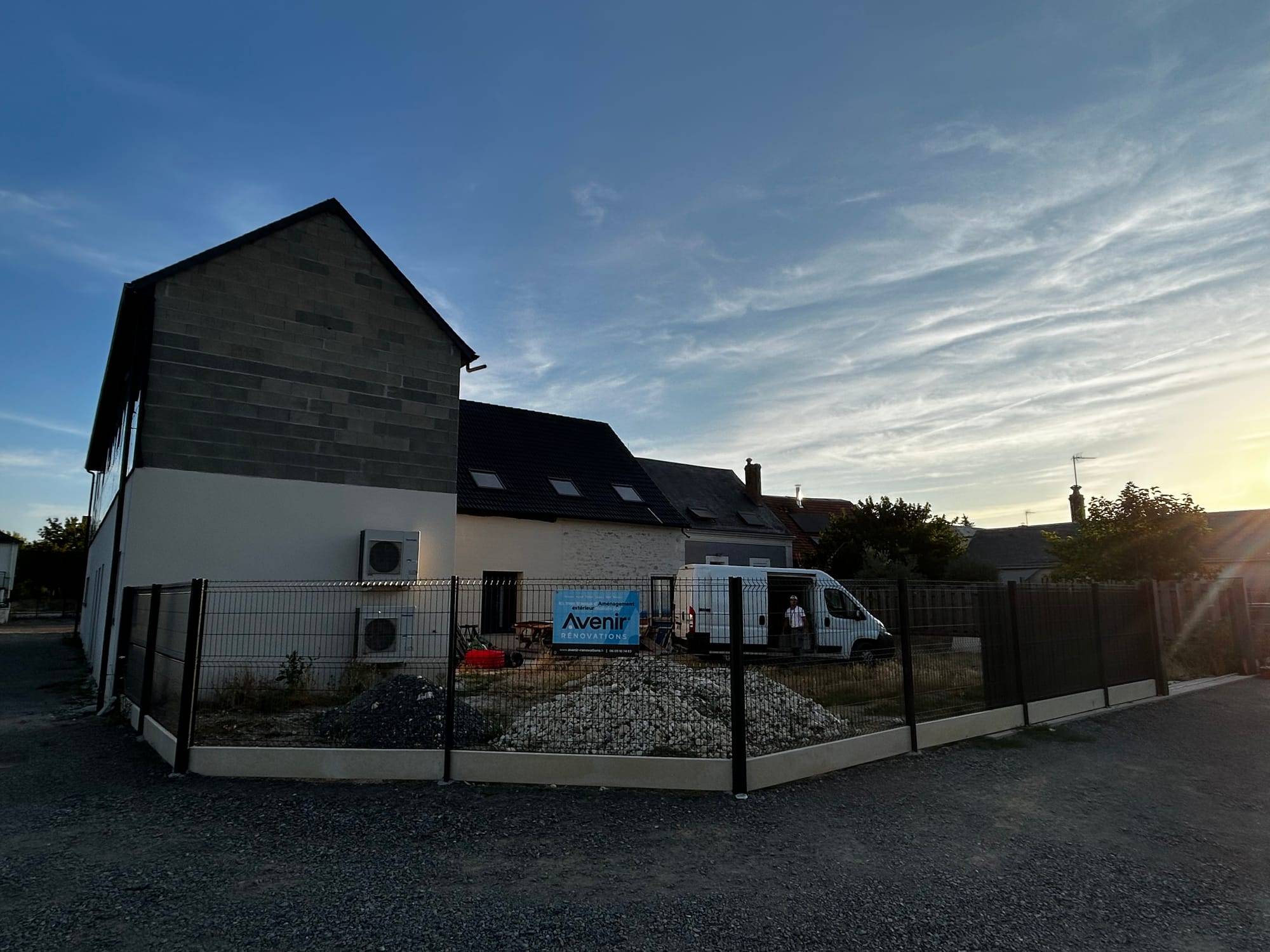 Cour en gravier stabilisé à La Ville-aux-Dames : vue depuis la rue.