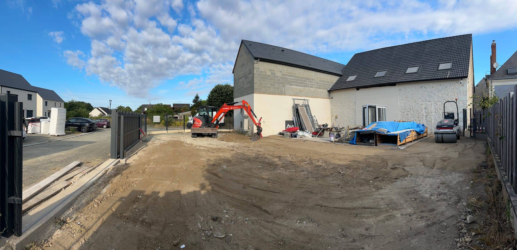 Cour en gravier stabilisé à La Ville-aux-Dames : la cour en terre, maison encore en travaux.