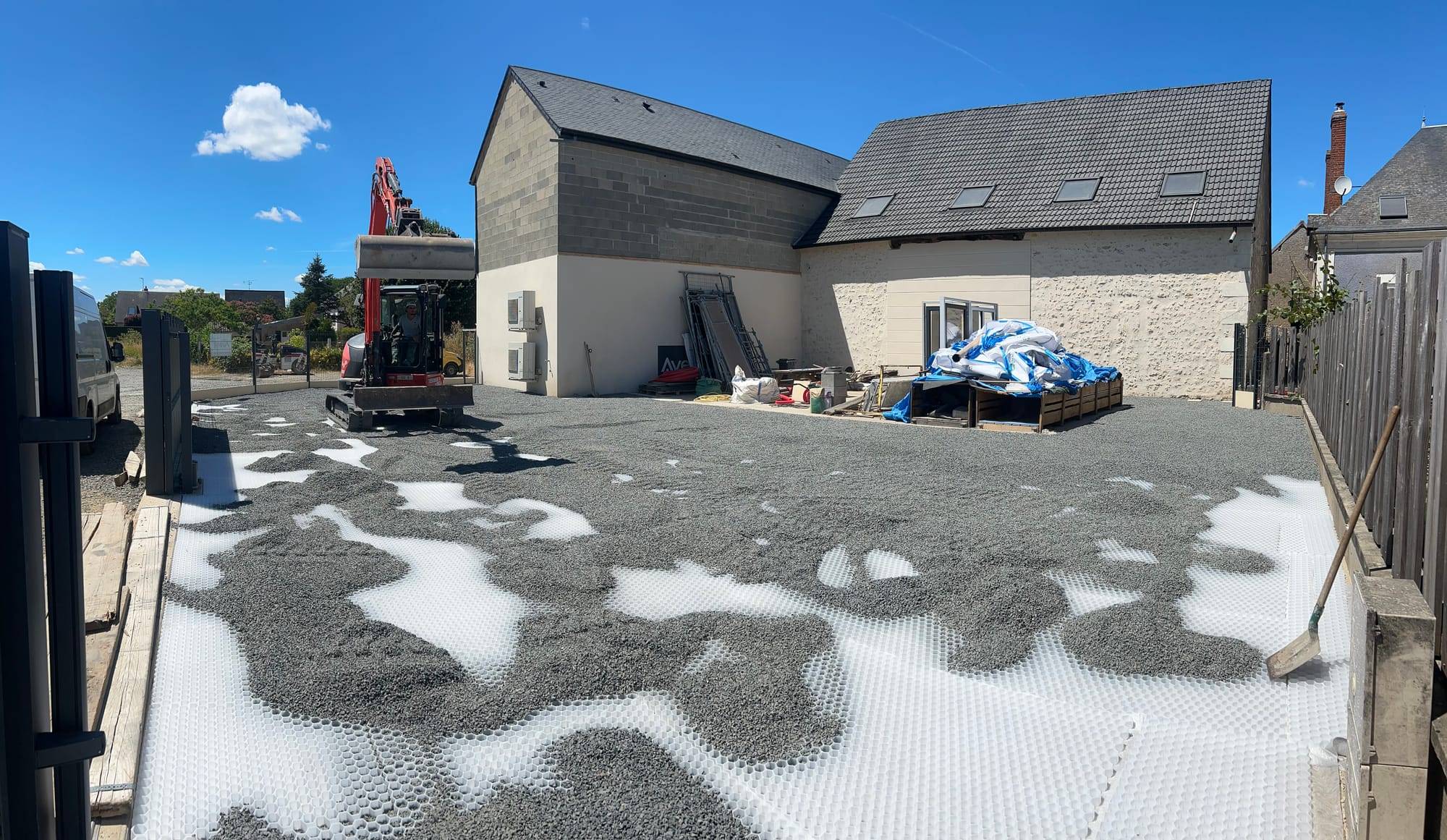 Cour en gravier stabilisé en cours de remplissage