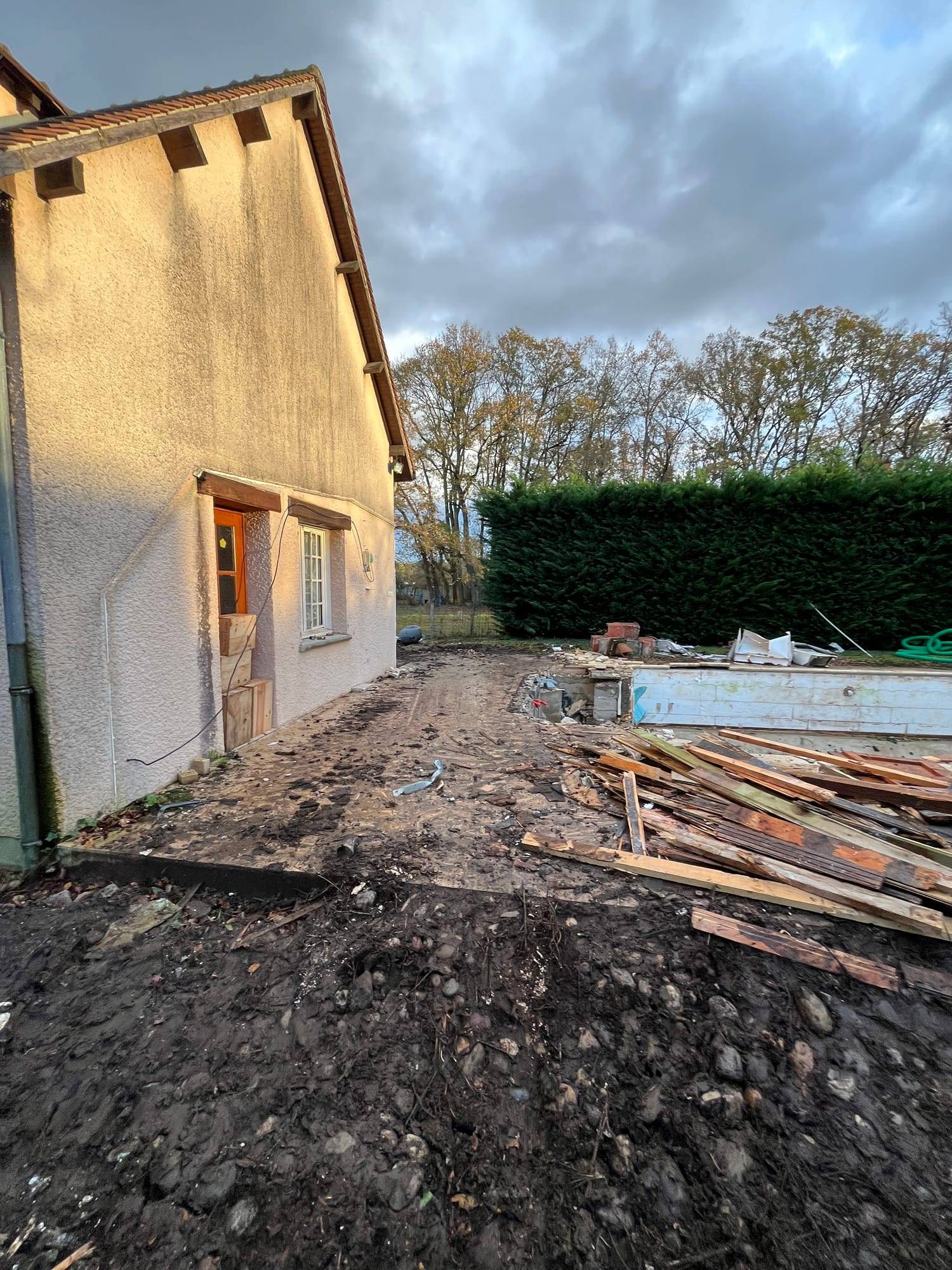 Aménagement extérieur autour d’une maison : en cours, au pied de la maison.