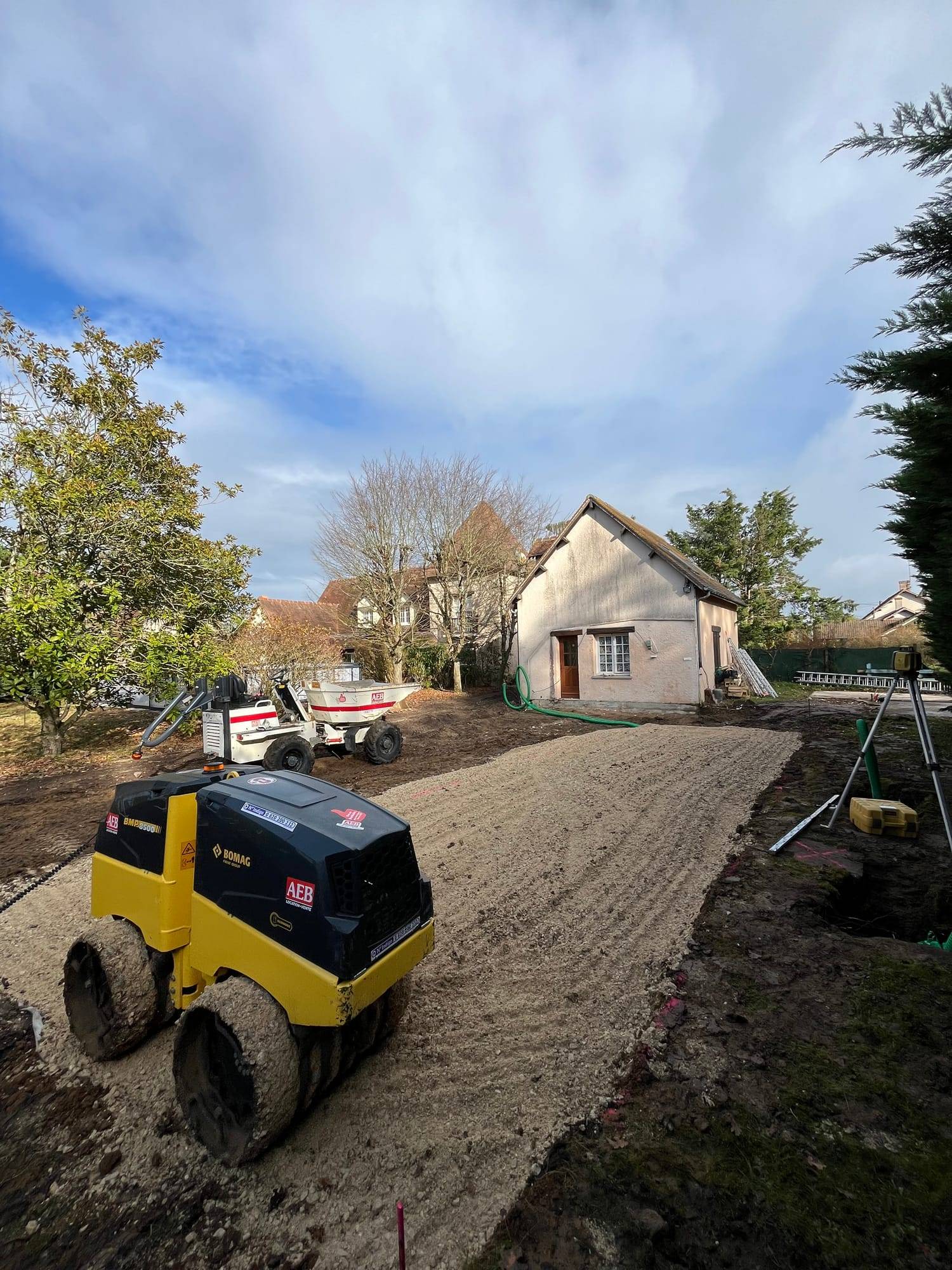 Terrain de pétanque à Maslives : compactage de la couche de fond.
