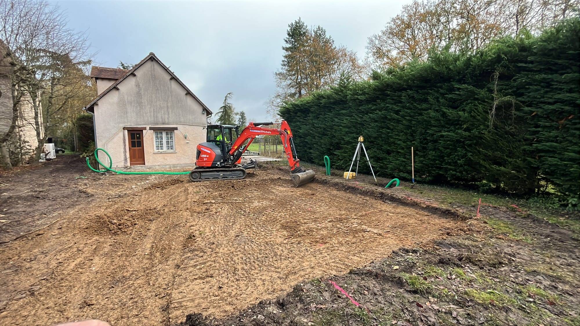 Mini-pelle Piegu TP en terrassement pour un terrain de pétanque à Maslives