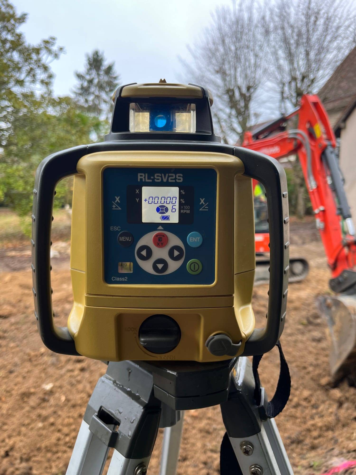 Niveau laser rotatif pour régler une plateforme